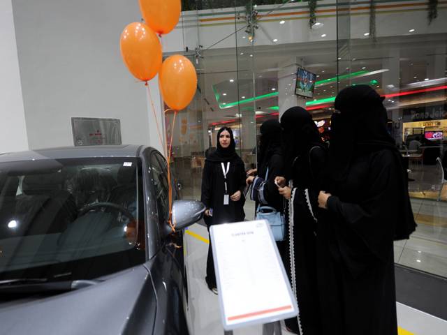  Saudi women at showroom