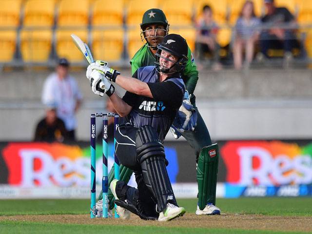 Munro shines as Pakistan woes continue