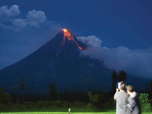 90,000 flee Philippine volcano stretching relief camps