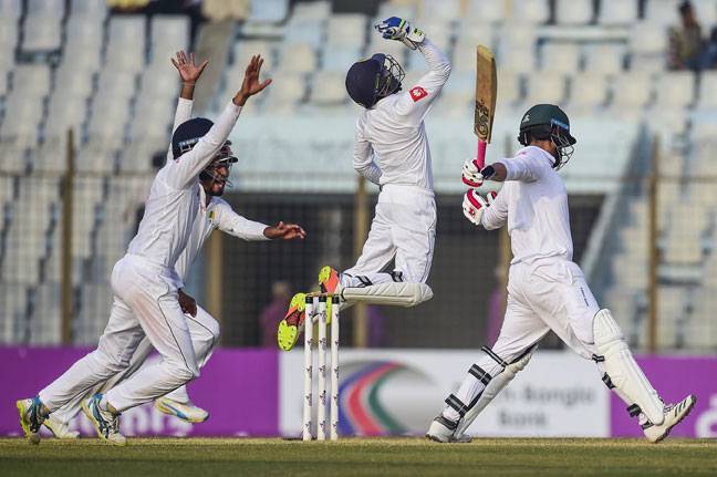 Bangladesh struggle after Sri Lanka's massive lead