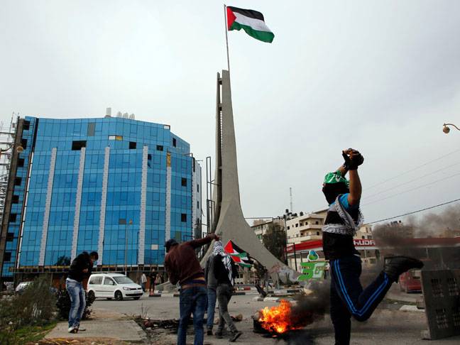 Palestinian protesters clash with Israeli forces 