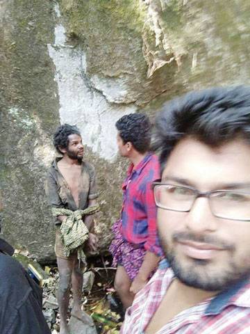 India mob takes selfies while lynching man