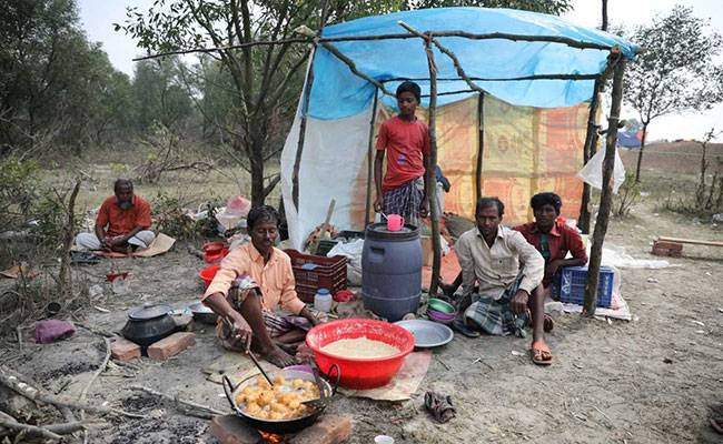 Rohingya flee no man’s land after Myanmar threat
