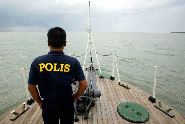 Malaysia halts people-smuggling ship