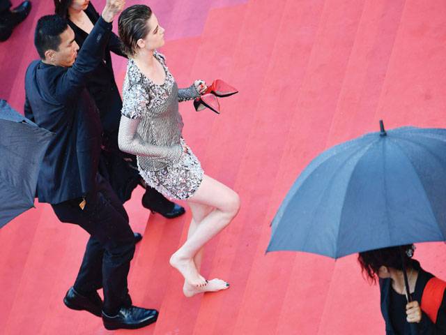 Kristen goes barefoot at Cannes