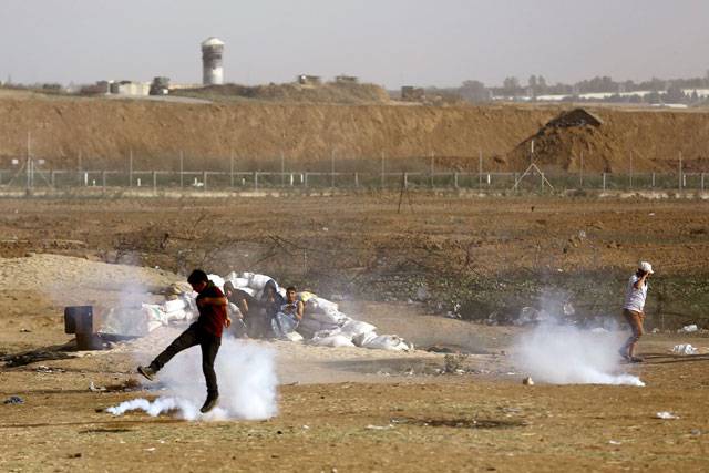  Palestinian protesters clash with Israeli forces