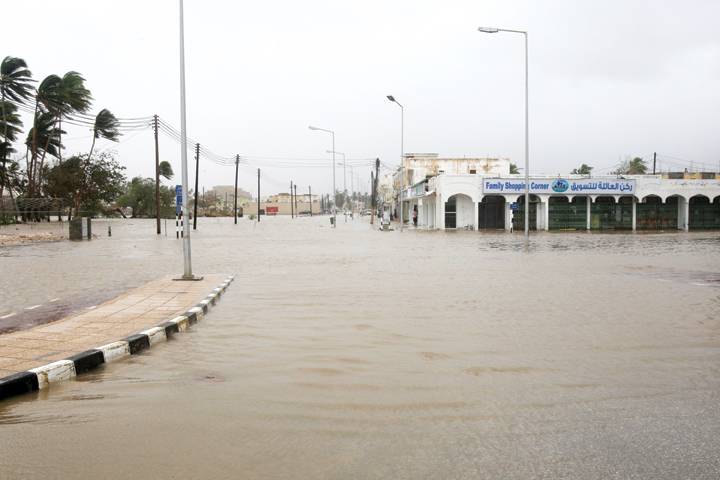 Cyclone Mekunu subsides after lashing Oman, killing 2