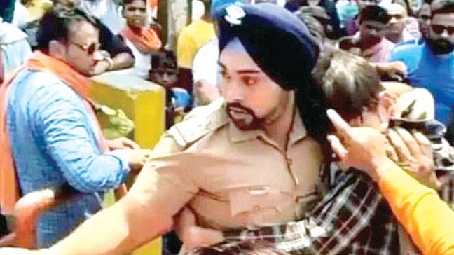 India cops threatened for saving Muslim man