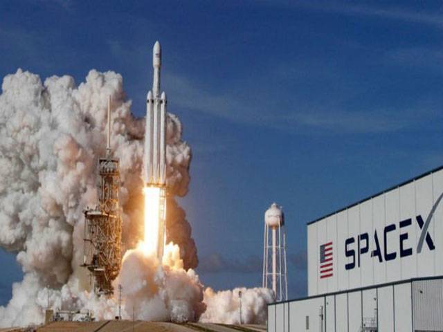 SpaceX delays plans to send tourists around Moon