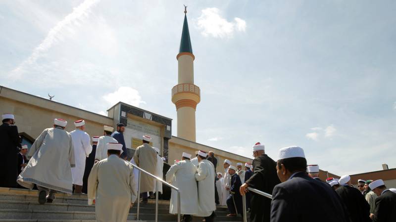 Austria to expel up to 60 imams, close 7 mosques