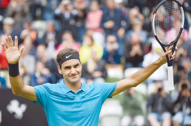 Federer battles to victory on Stuttgart return