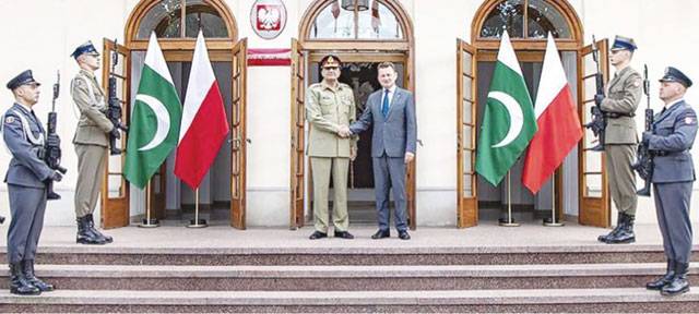 General Bajwa meets Polish defence officials 