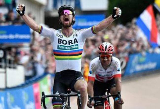 Sagan avoids pile up to clinch 2nd stage, take lead