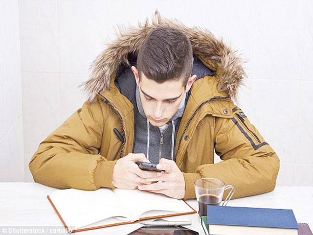 Checking phone in lectures can cost half a grade 