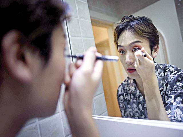 China’s new online cosmetics stars: men