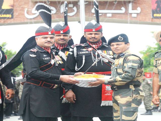 Pakistan, India border guards exchange sweets