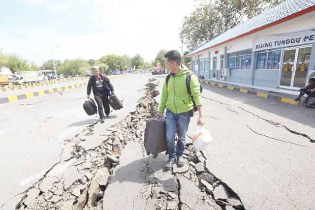Multiple quakes rock Indonesia’s island, 10 killed
