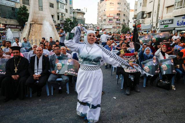  Palestinians chant slogans
