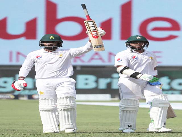 Hafeez helps Pakistan dominate Australia
