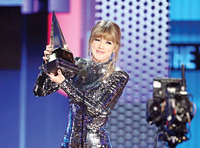 Taylor Swift breaks AMA record