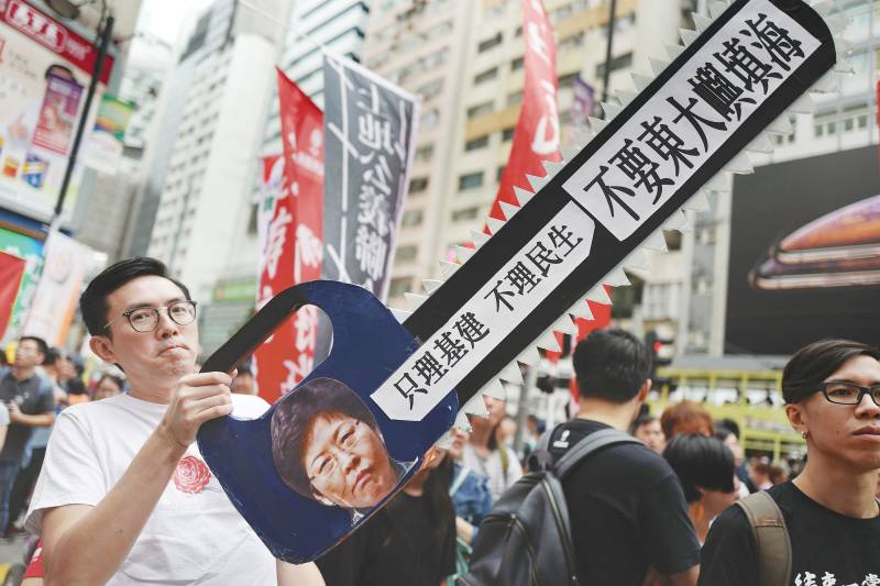 Protest in HK over housing on artificial islands
