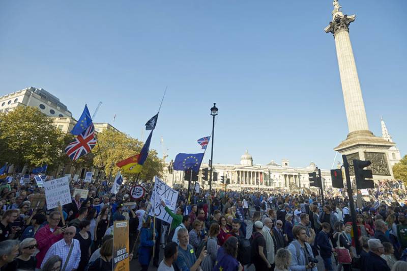Tens of thousands rally in London for new Brexit vote