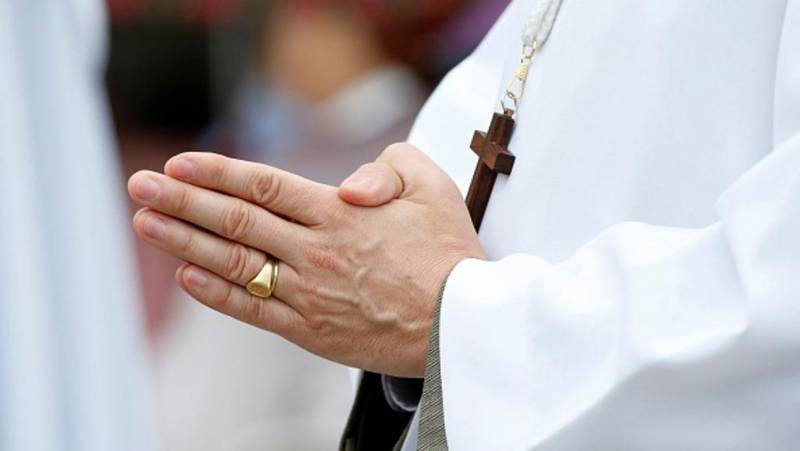 French priest commits suicide after abuse claims