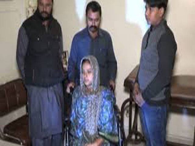 Indian woman treated for back injury in Pakistan