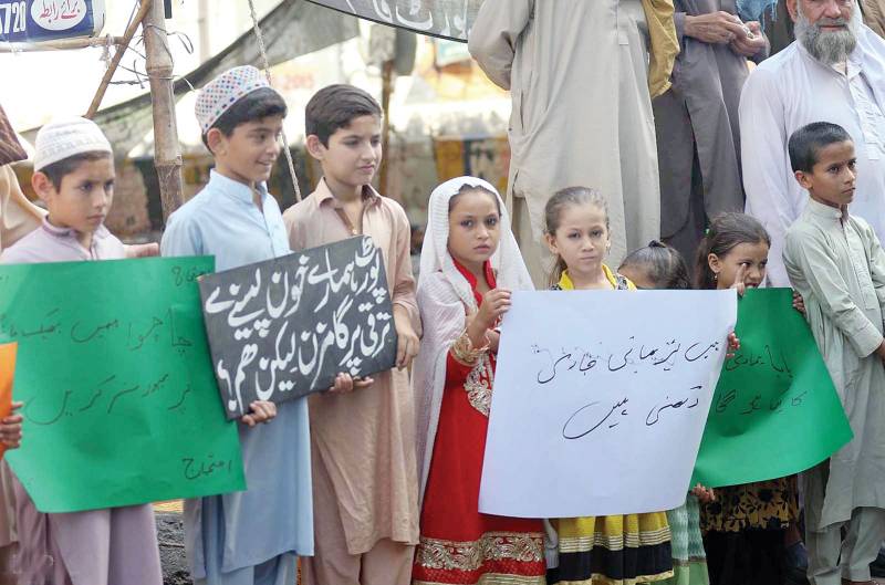 Kids join fathers’ sit-in for salaries