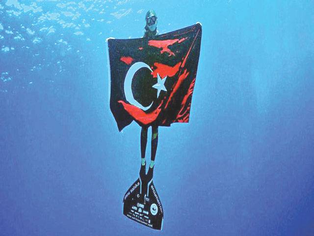1st Turkish woman to free dive in frozen continent