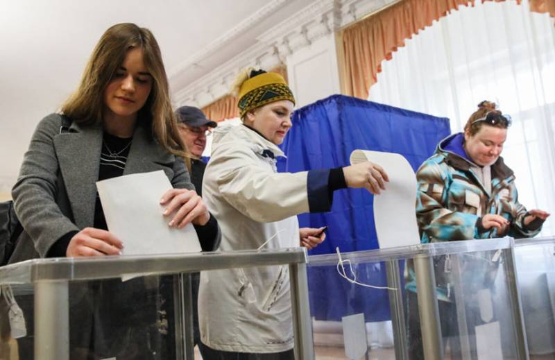 Ukraine presidential vote begins under bribe claim cloud