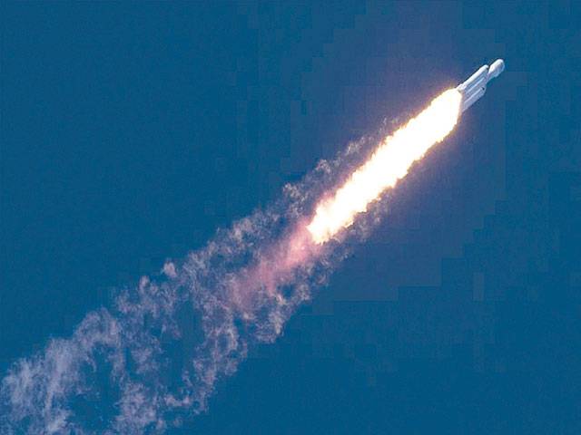 SpaceX launches 60 Internet satellites
