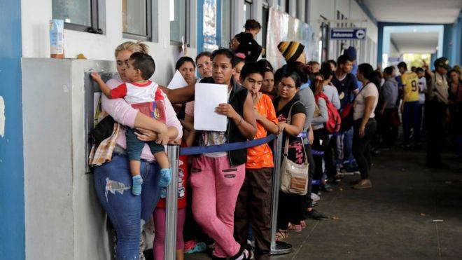Migrants dash to cross Peru border