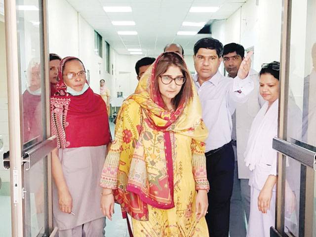 Official visits social security hospital