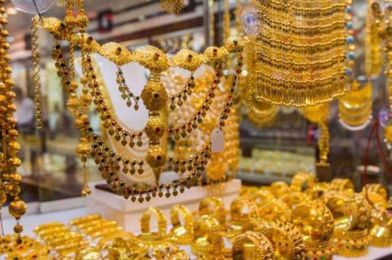 Gold price dips by Rs 400 per tola