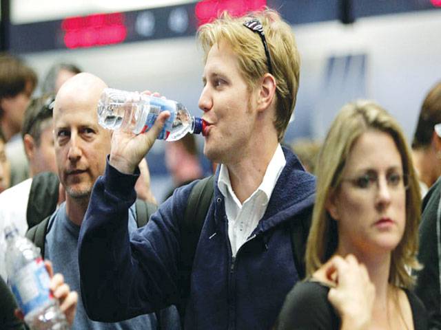 US airport bans plastic water bottles