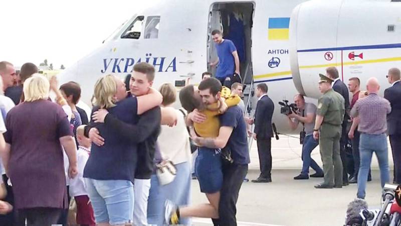 Russia and Ukraine in landmark prisoner exchange