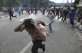 Indonesian riot police clash with student protesters