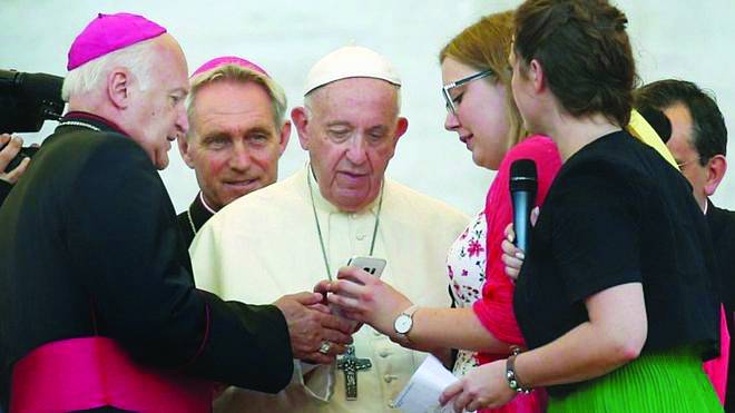Pope Francis: It’s good to talk, but not on mobiles