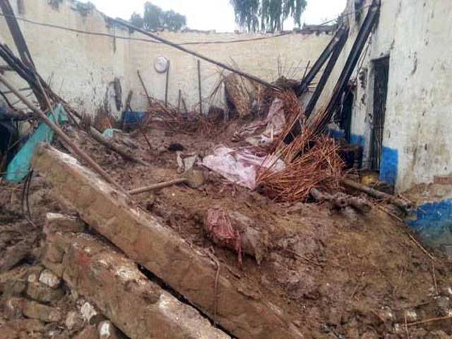 Man killed, two injured in Multan roof collapse
