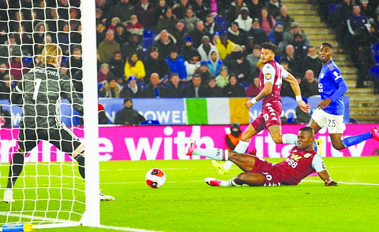 Vardy back among goals as Leicester thump Villa 4-0