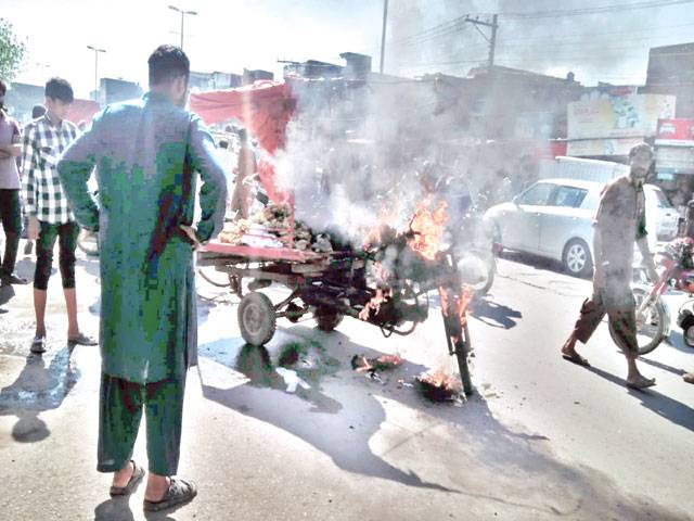 Rickshaw driver sets rickshaw on fire due to warden’s misconduct