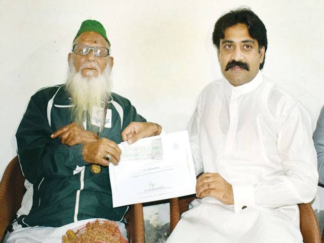 Sports Minister awards cheque to legendary wrestler Din Muhammad 