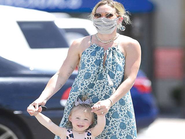 Hilary Duff spotted playing with her daughter