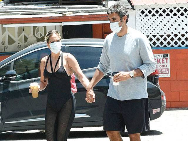 Lady Gaga masks up & holds hands with boyfriend