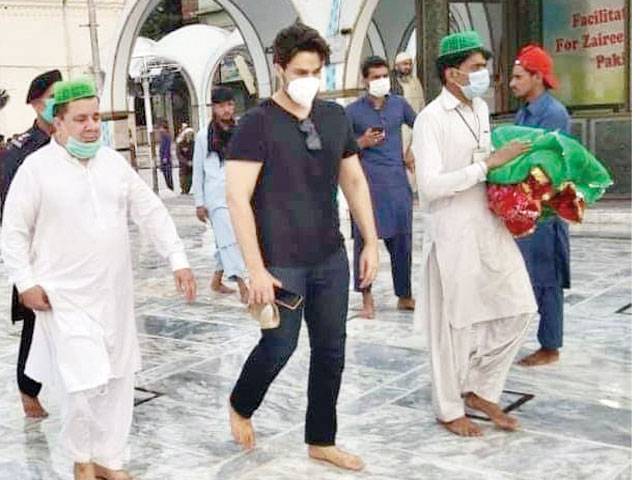Ahsan Khan paid a visit to ‘Sufi Shrine’ in Lahore