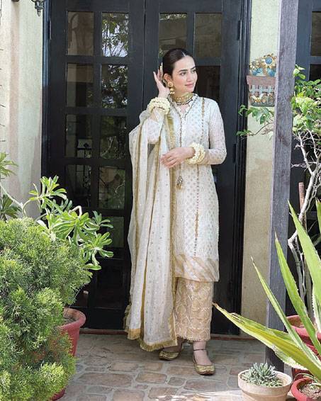 Sana Javed looks ‘graceful’ in recent pictures