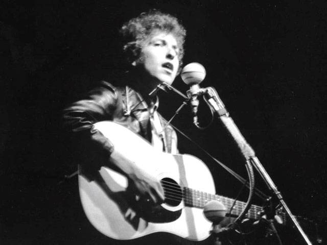 Bob Dylan knows how to electrify audience with acoustic