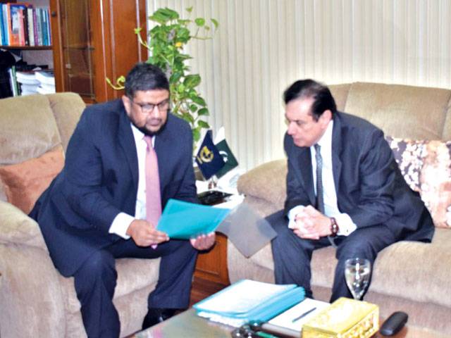 NAB Chief visits Lahore Bureau, reviews mega corruption cases