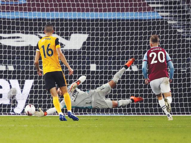 West Ham beat Wolves 4-0 in boost for boss Moyes